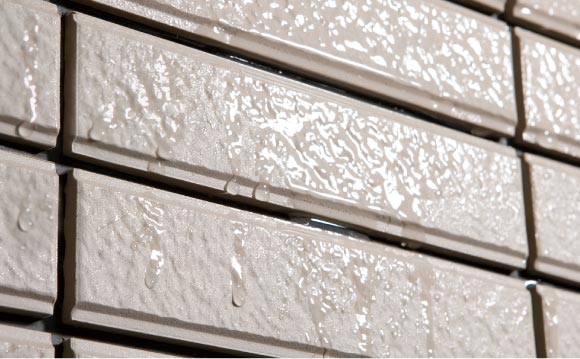 ⾬スジ汚れや退⾊・劣化が少ない外壁タイル